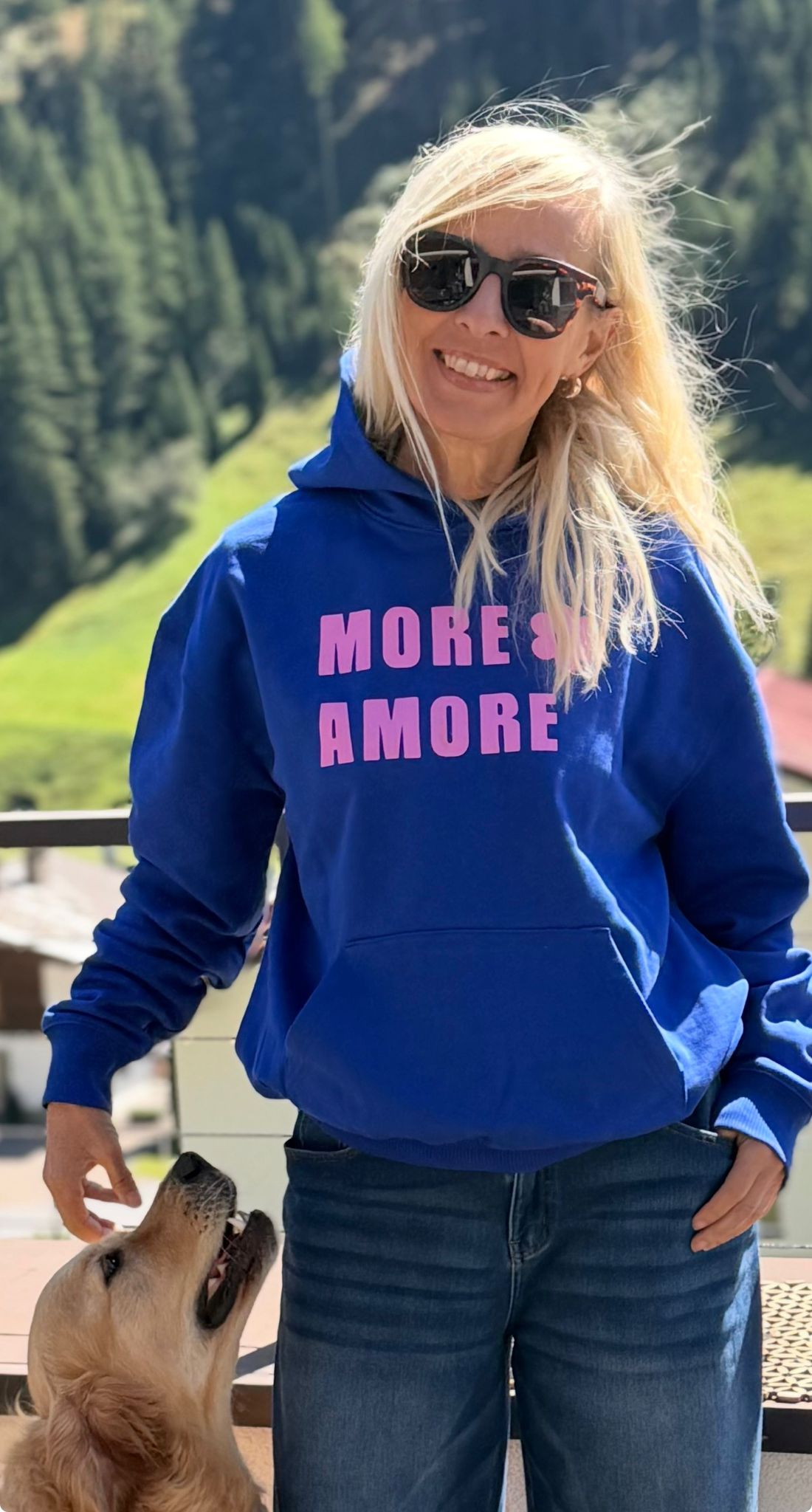 sarah-more-amore-boxy-unisex-hoodie-royal-blue-pink-detailansicht.jpg