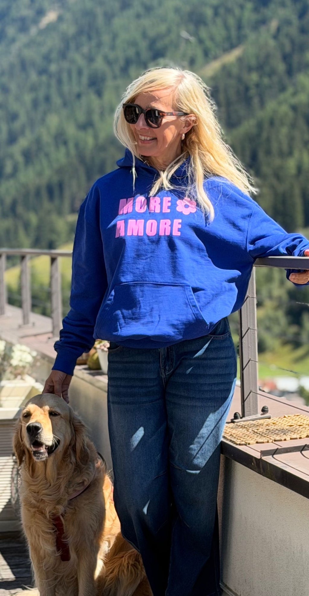 sarah-more-amore-boxy-unisex-hoodie-royal-blue-pink-oversized-passform.jpg