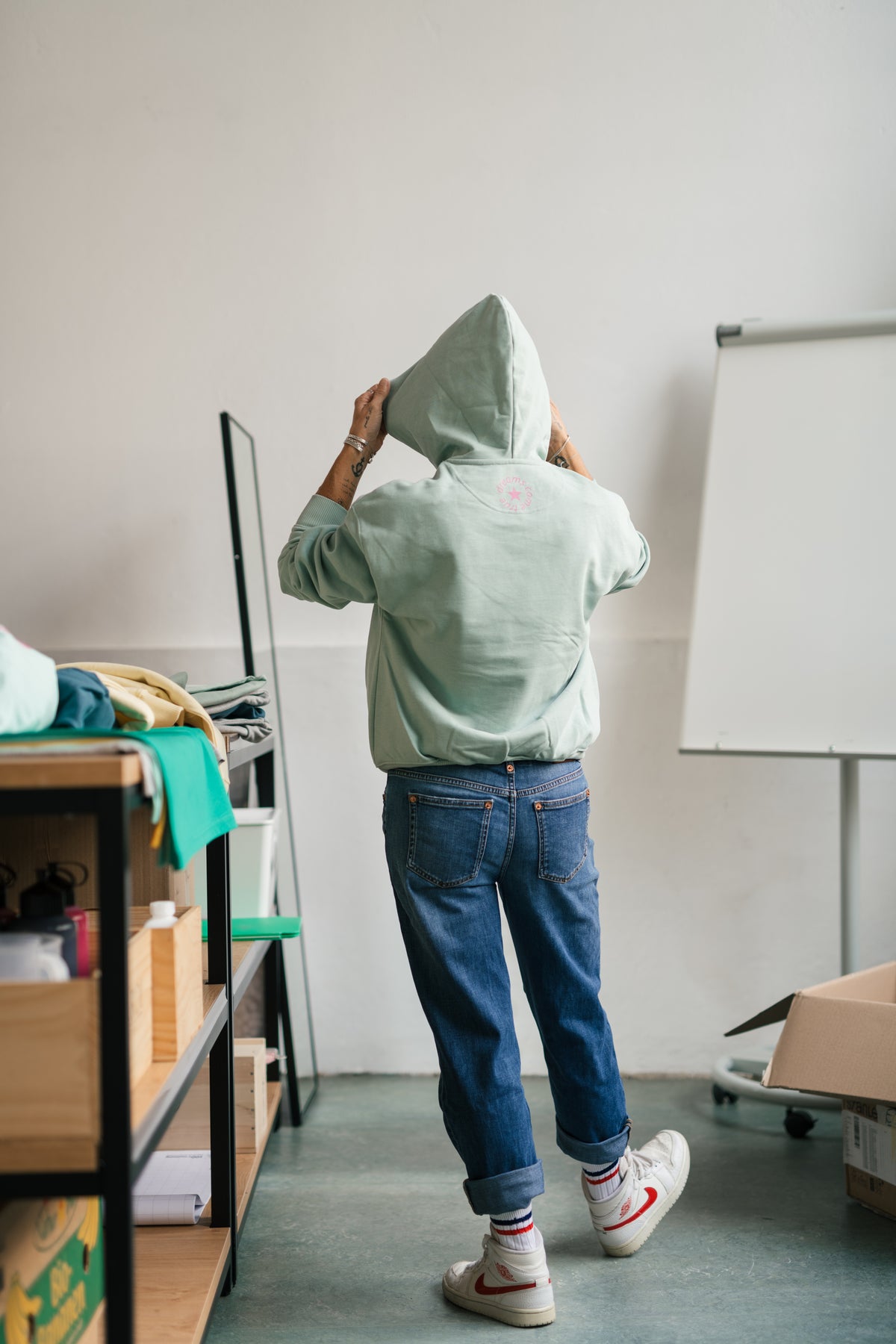 Rückansicht des MORE AMORE Boxy Hoodies in Soft Mint mit aufgesetzter Kapuze