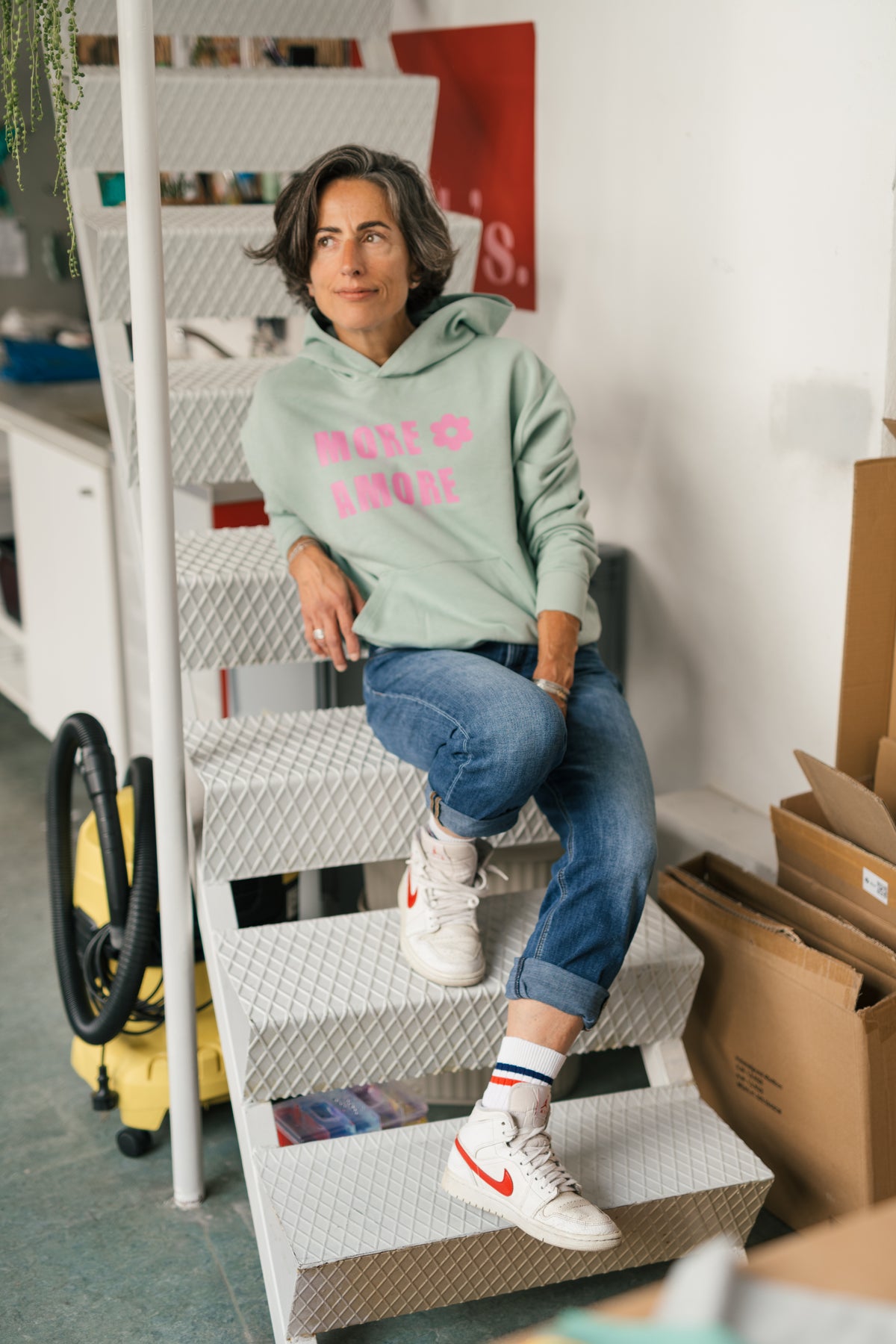 MORE AMORE Boxy Unisex-Hoodie in Soft Mint mit pinkem Frontprint – cooler Atelier-Look