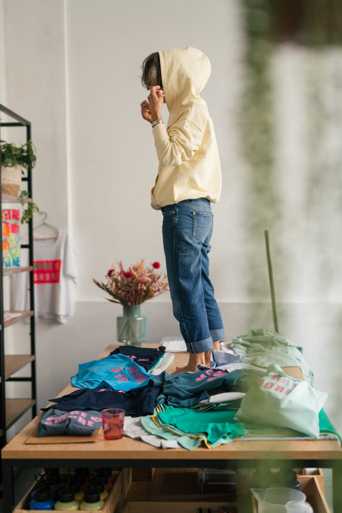 MORE AMORE Boxy Hoodie in Soft Yellow – seitliche Passform mit aufgesetzter Kapuze