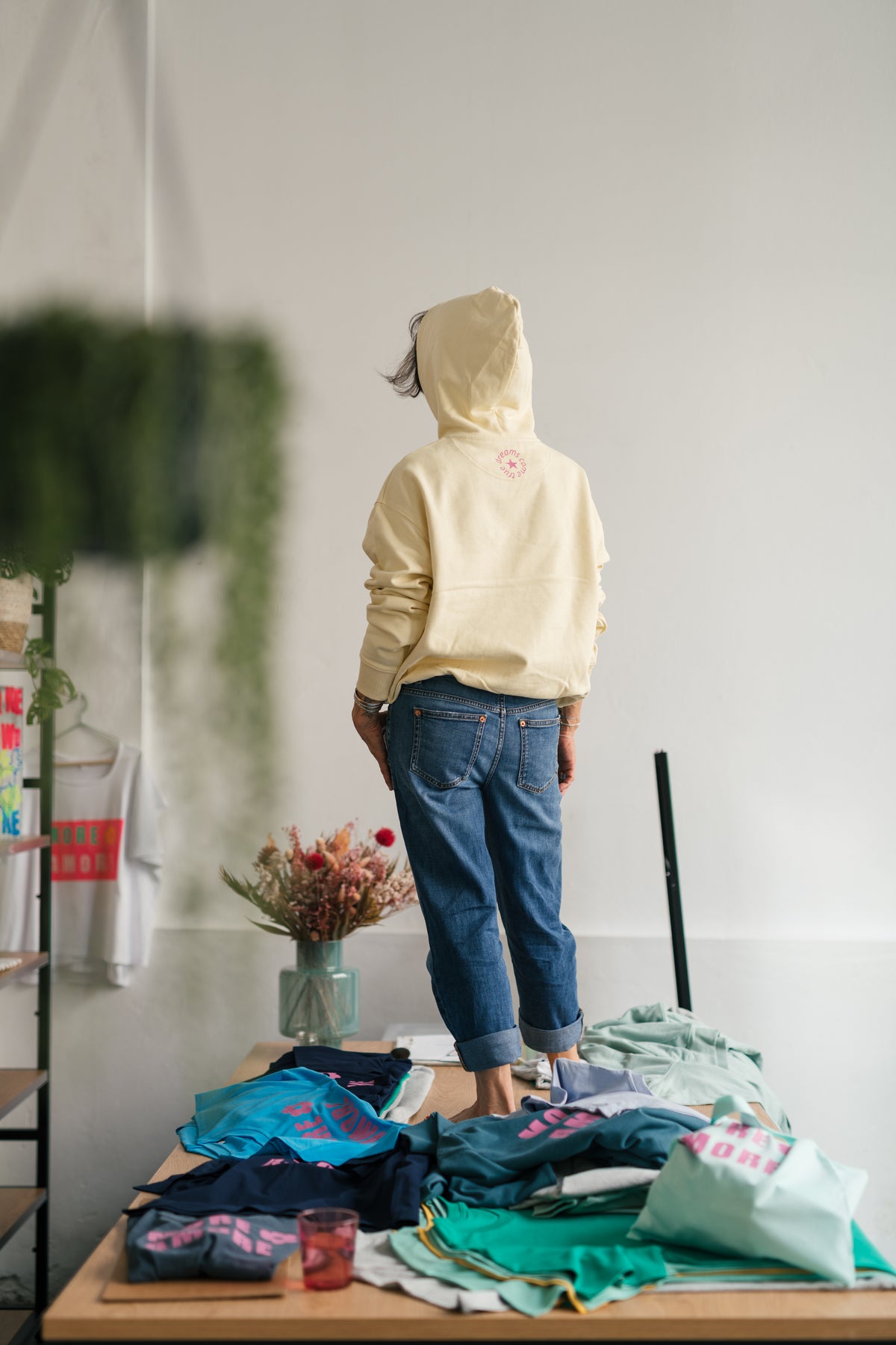 MORE AMORE Boxy Hoodie in Soft Yellow – Oversized-Passform von hinten