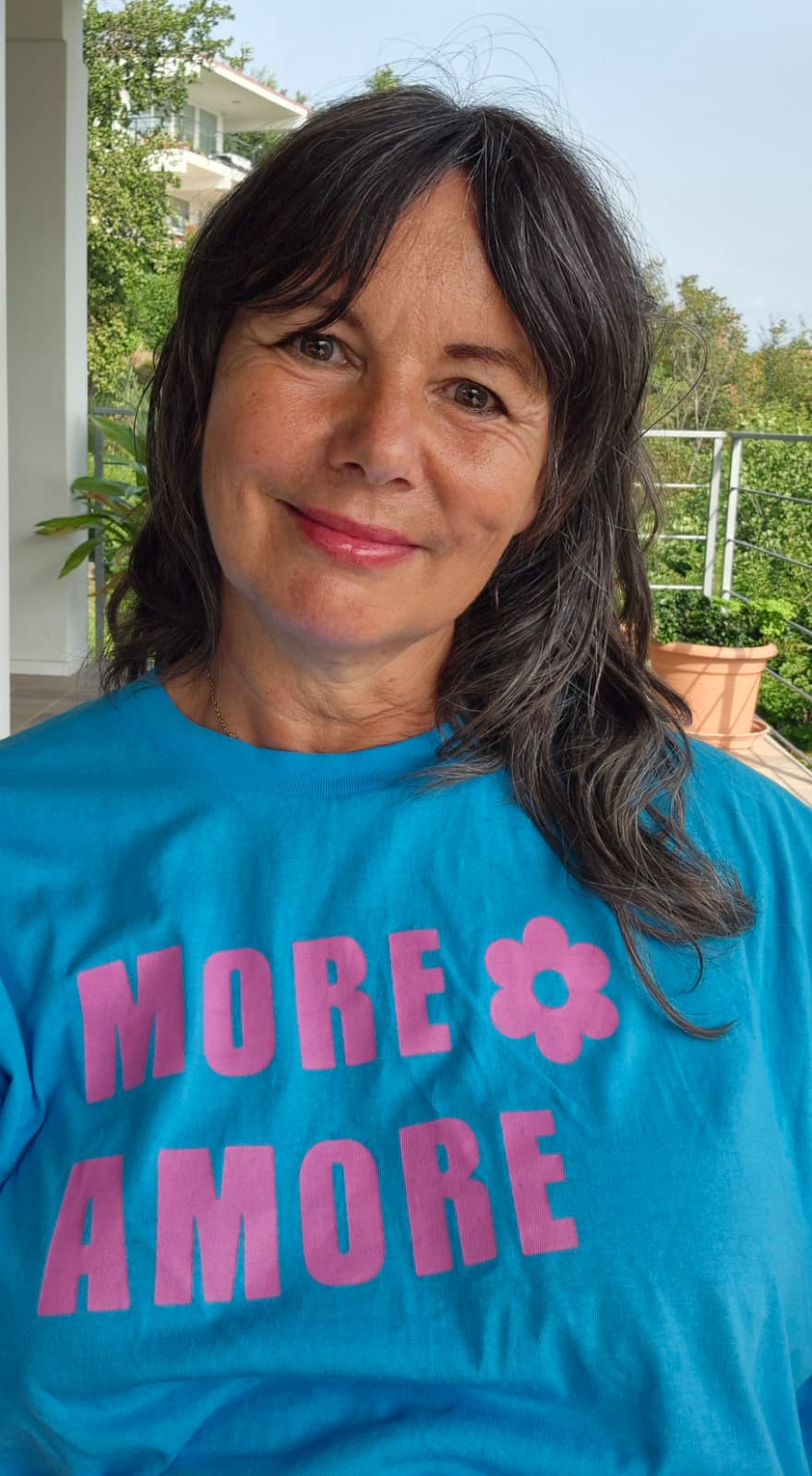 SUSANNE im Aqua Blue Cropped T-Shirt mit MORE AMORE Frontprint in Purple – Nahaufnahme