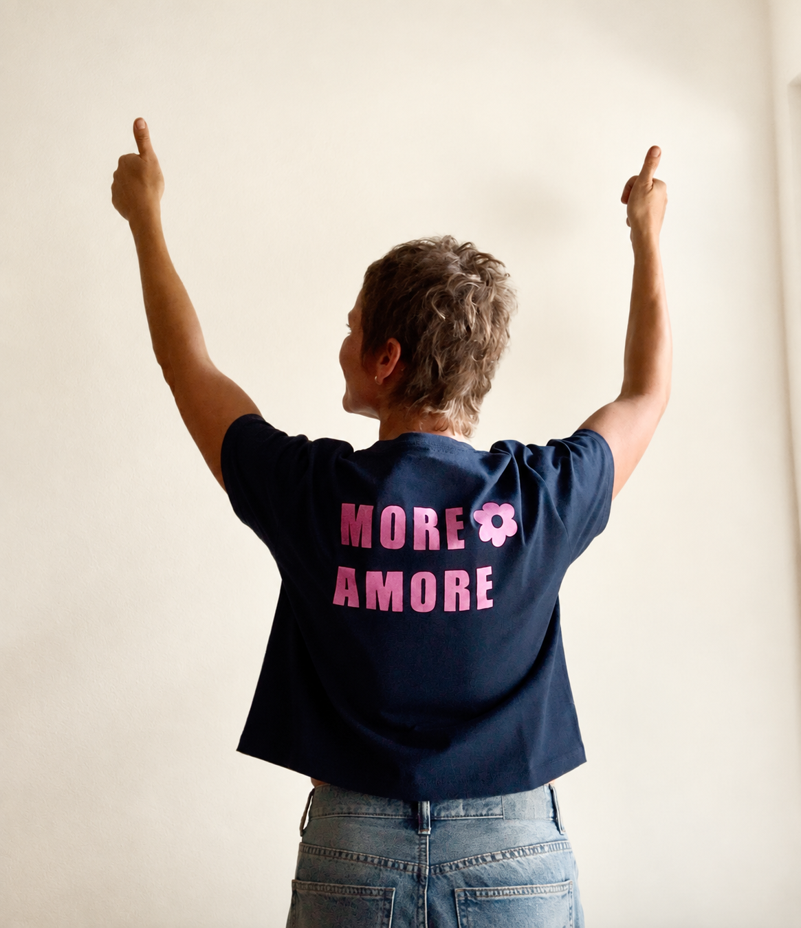 SIMONE - MORE AMORE Boxy T-Shirt – Oversized Fit – Backprint / Pink