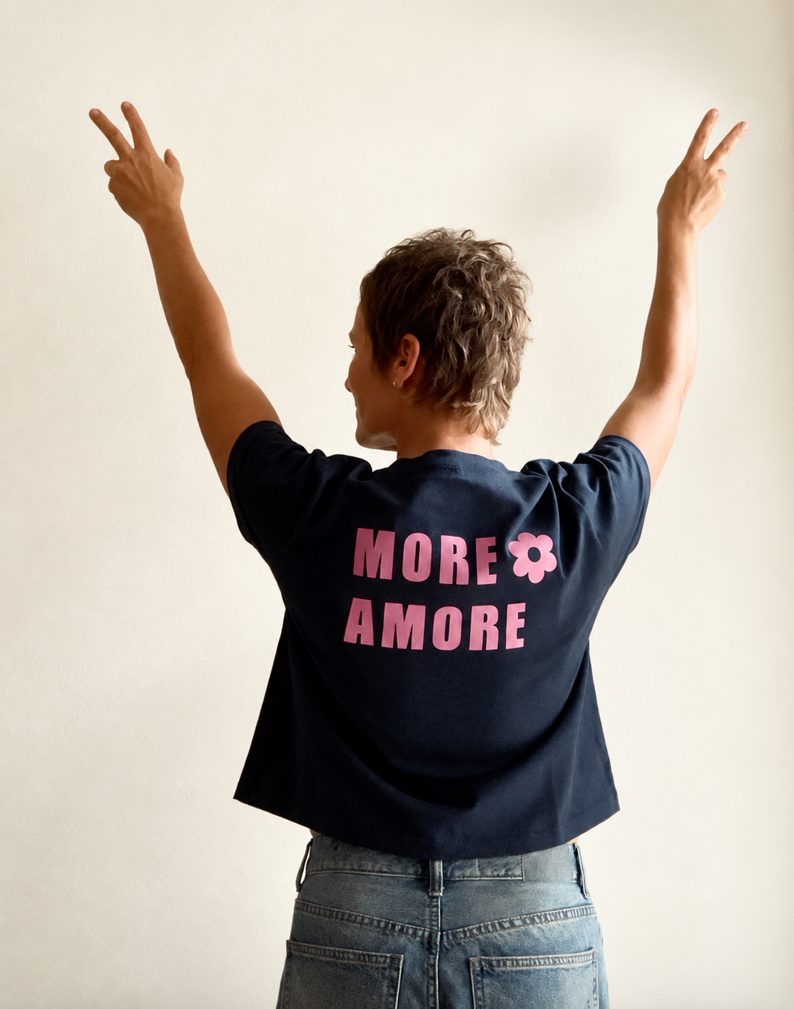 SIMONE - MORE AMORE Boxy T-Shirt – Oversized Fit – Backprint / Pink