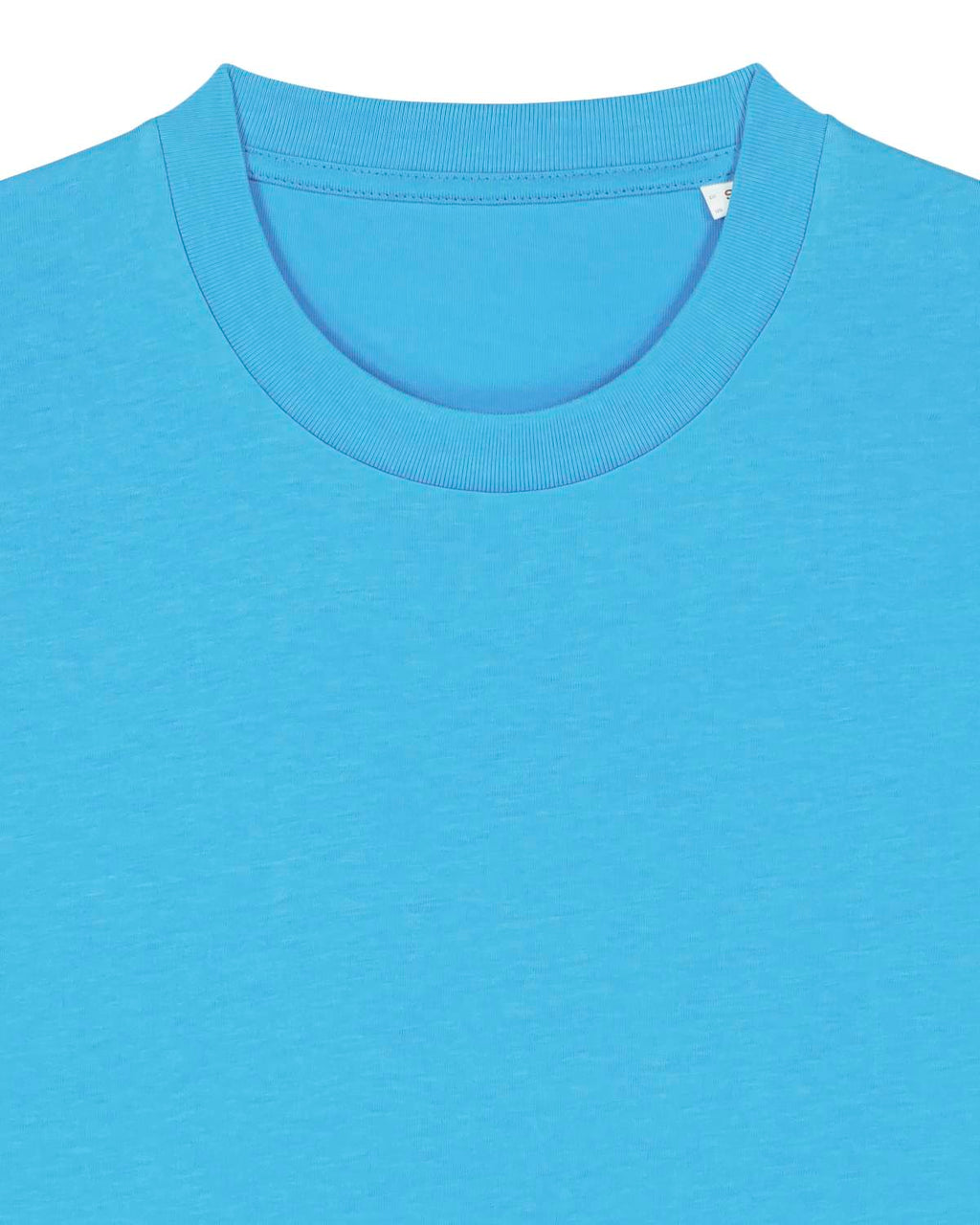 Rundhalsausschnitt des MORE AMORE Cropped T-Shirts in Aqua Blue – Detailansicht