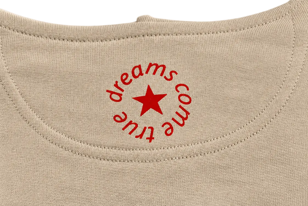 Roter dreams come true Nackenprint mit Stern auf dem Desert Dust Boxy Hoodie