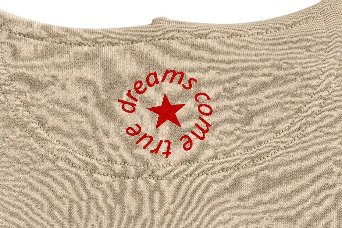 Roter dreams come true Nackenprint mit Stern auf dem Desert Dust Boxy Hoodie