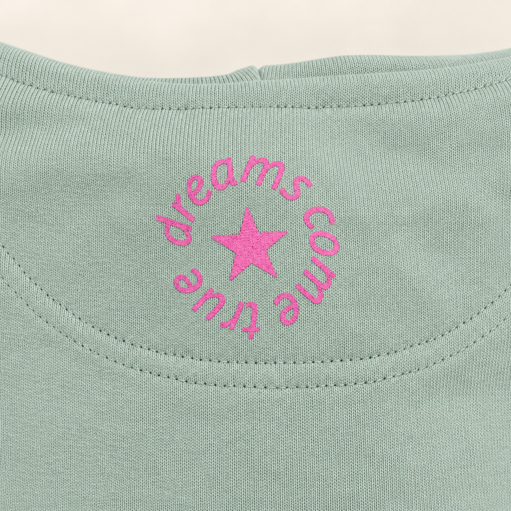Pinker Nackenprint mit Stern auf dem MORE AMORE Boxy Hoodie in Soft Mint – Detailansicht