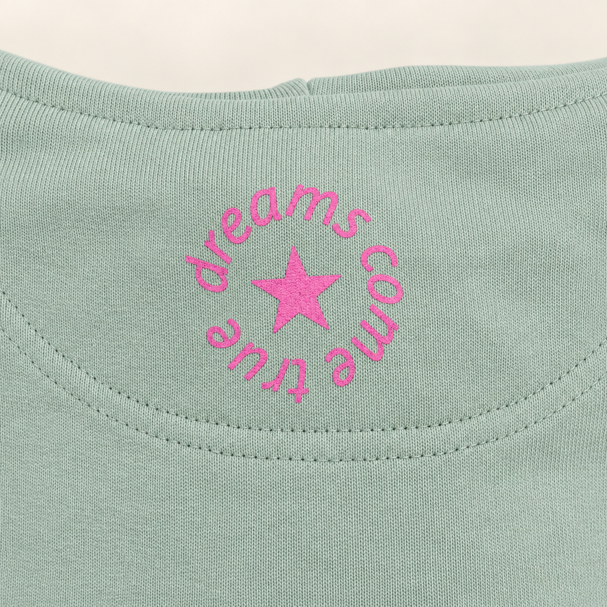 Pinker Nackenprint mit Stern auf dem MORE AMORE Boxy Hoodie in Soft Mint – Detailansicht