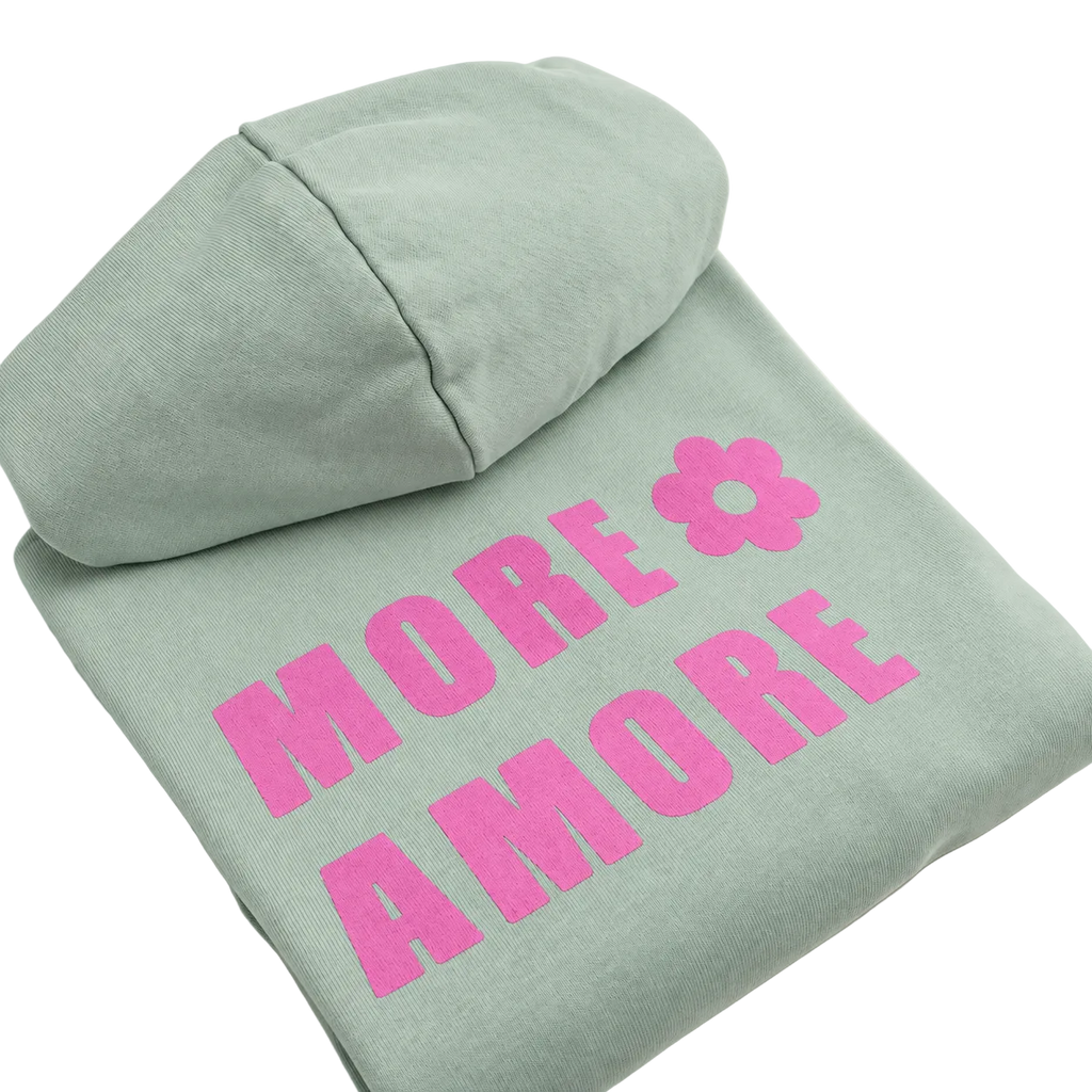 MORE AMORE Boxy Hoodie in Soft Mint mit pinkem Frontprint – perspektivische Detailansicht