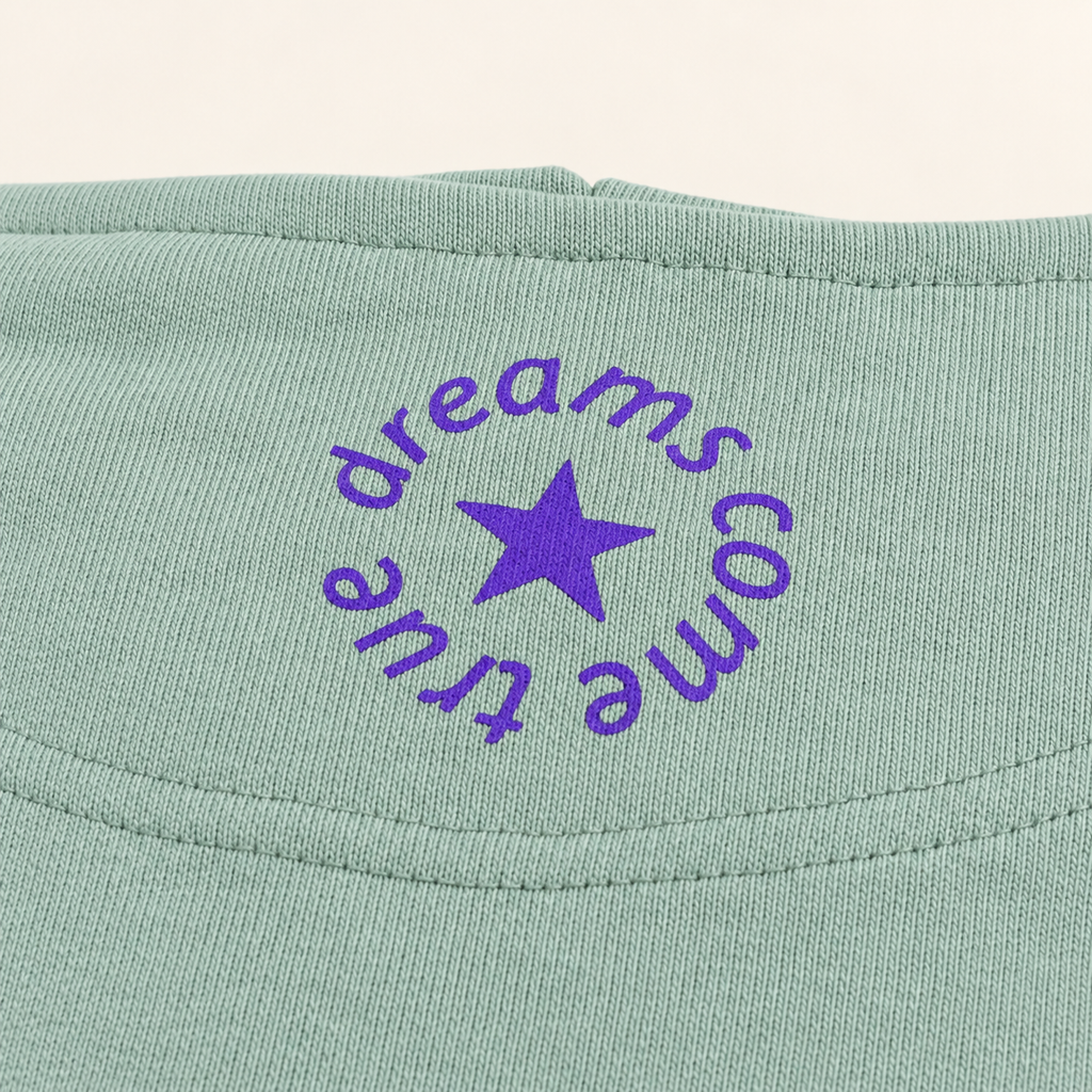 Violetter Nackenprint mit Stern auf dem MORE AMORE Boxy Hoodie in Soft Mint – Detailansicht