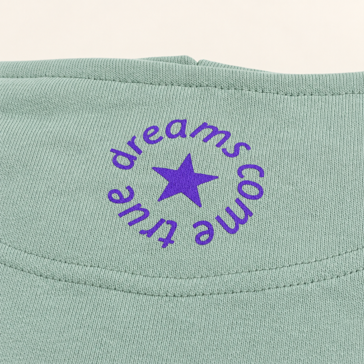 Violetter Nackenprint mit Stern auf dem MORE AMORE Boxy Hoodie in Soft Mint – Detailansicht