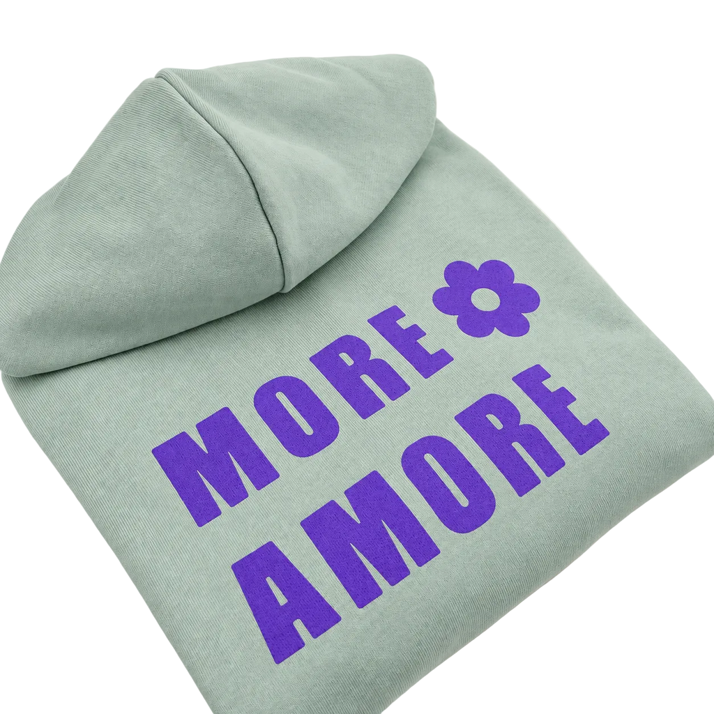 MORE AMORE Boxy Hoodie in Soft Mint mit violettem Frontprint – perspektivische Detailansicht
