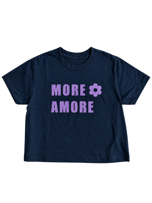 MORE AMORE Boxy T-Shirt in Marine Blue mit Purple Frontprint – vollständige Vorderansicht