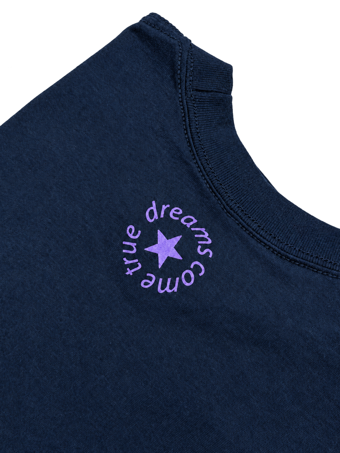 MORE AMORE Boxy T-Shirt in Marine Blue – Detail des Purple Nackenprints