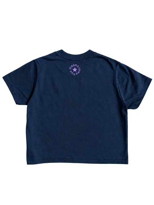MORE AMORE Boxy T-Shirt in Marine Blue mit Purple Nackenprint – vollständige Rückansicht