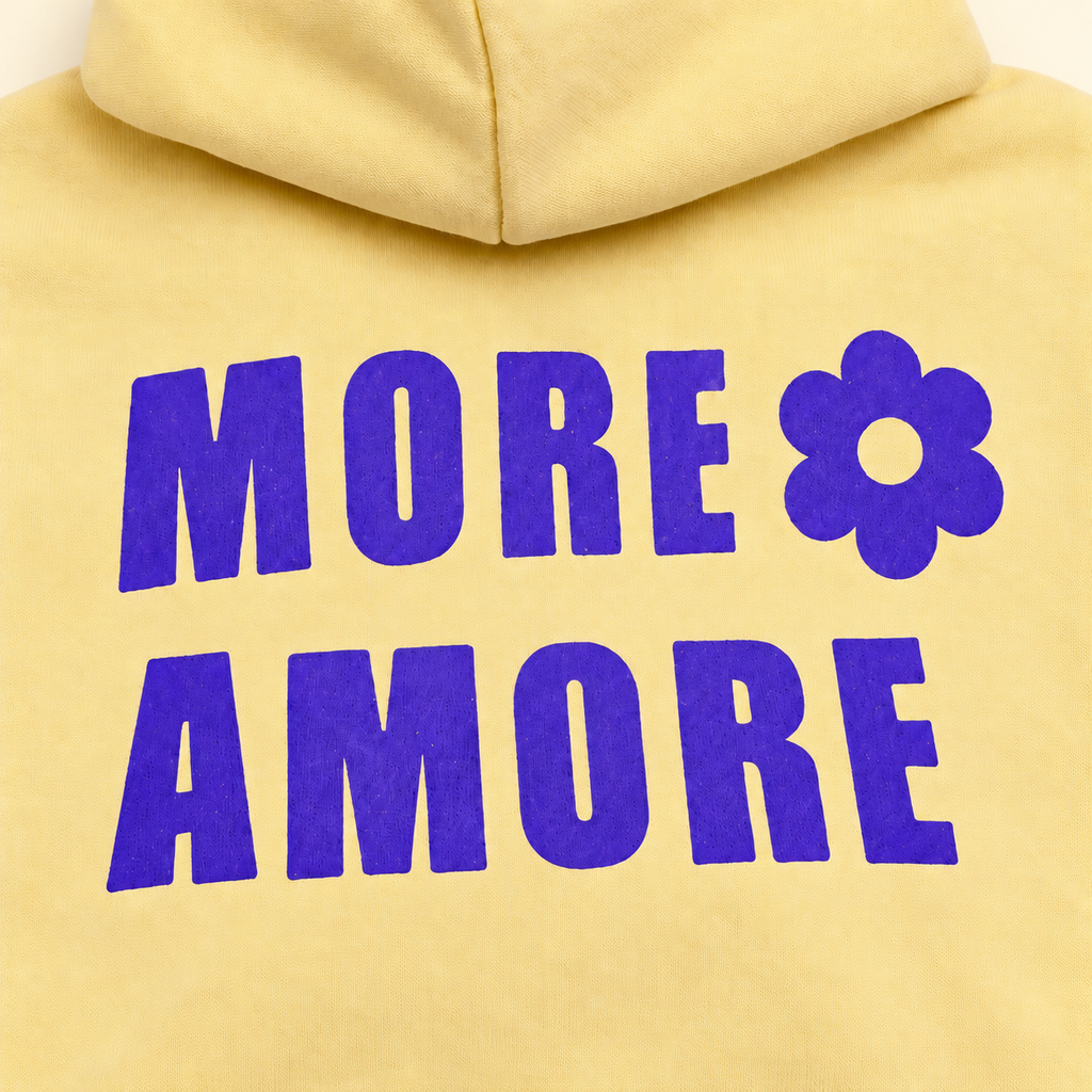 MORE AMORE Boxy Unisex-Hoodie in Soft Yellow – Detail des violetten Handdrucks