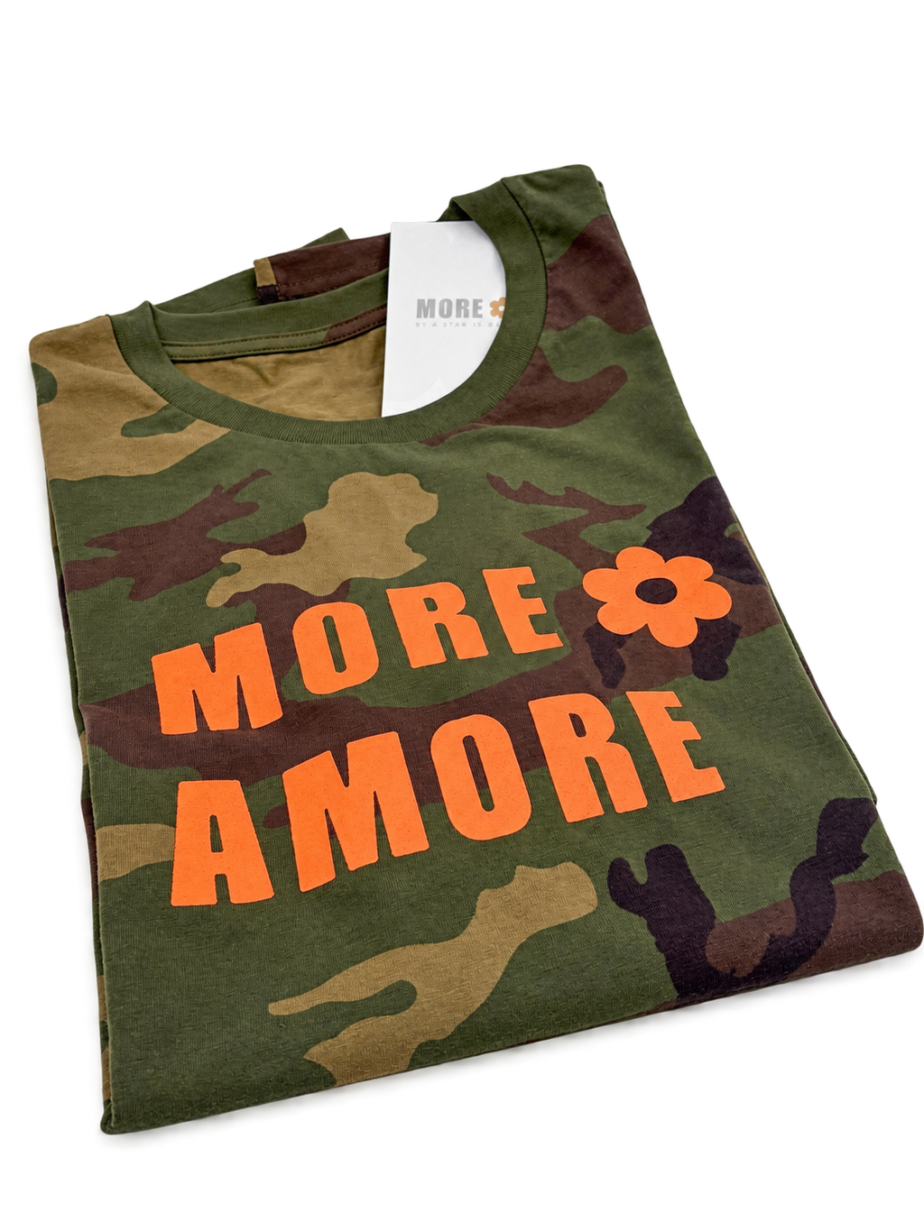 MORE AMORE Camouflage Unisex T-Shirt mit neonorangem Frontprint – Vorderansicht