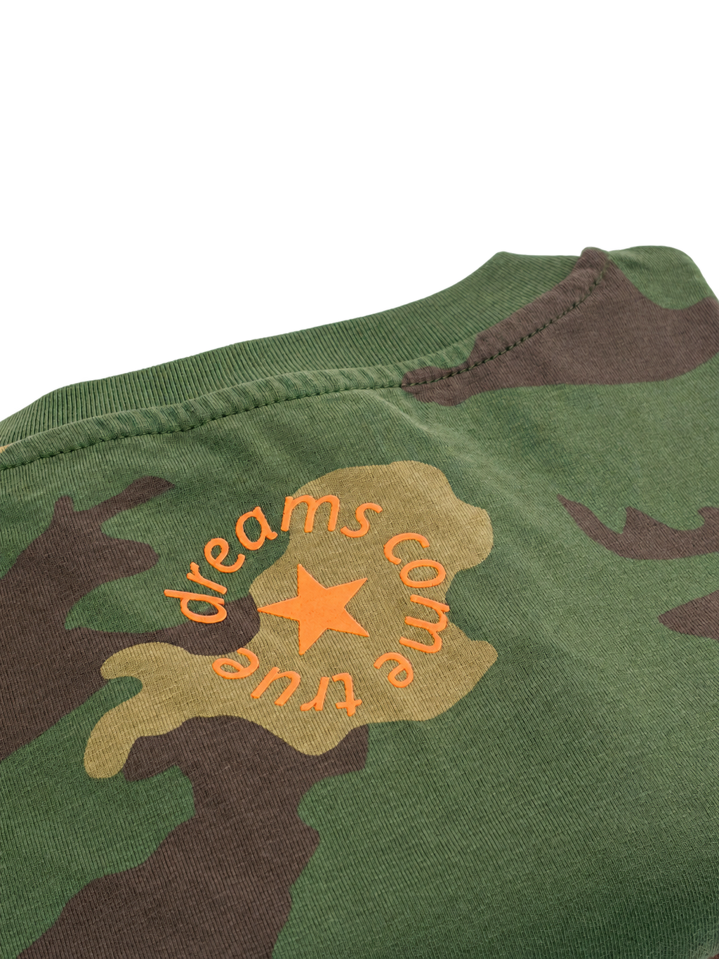 MORE AMORE Camouflage Unisex T-Shirt – Detailansicht des neonorangenen Rückenprints