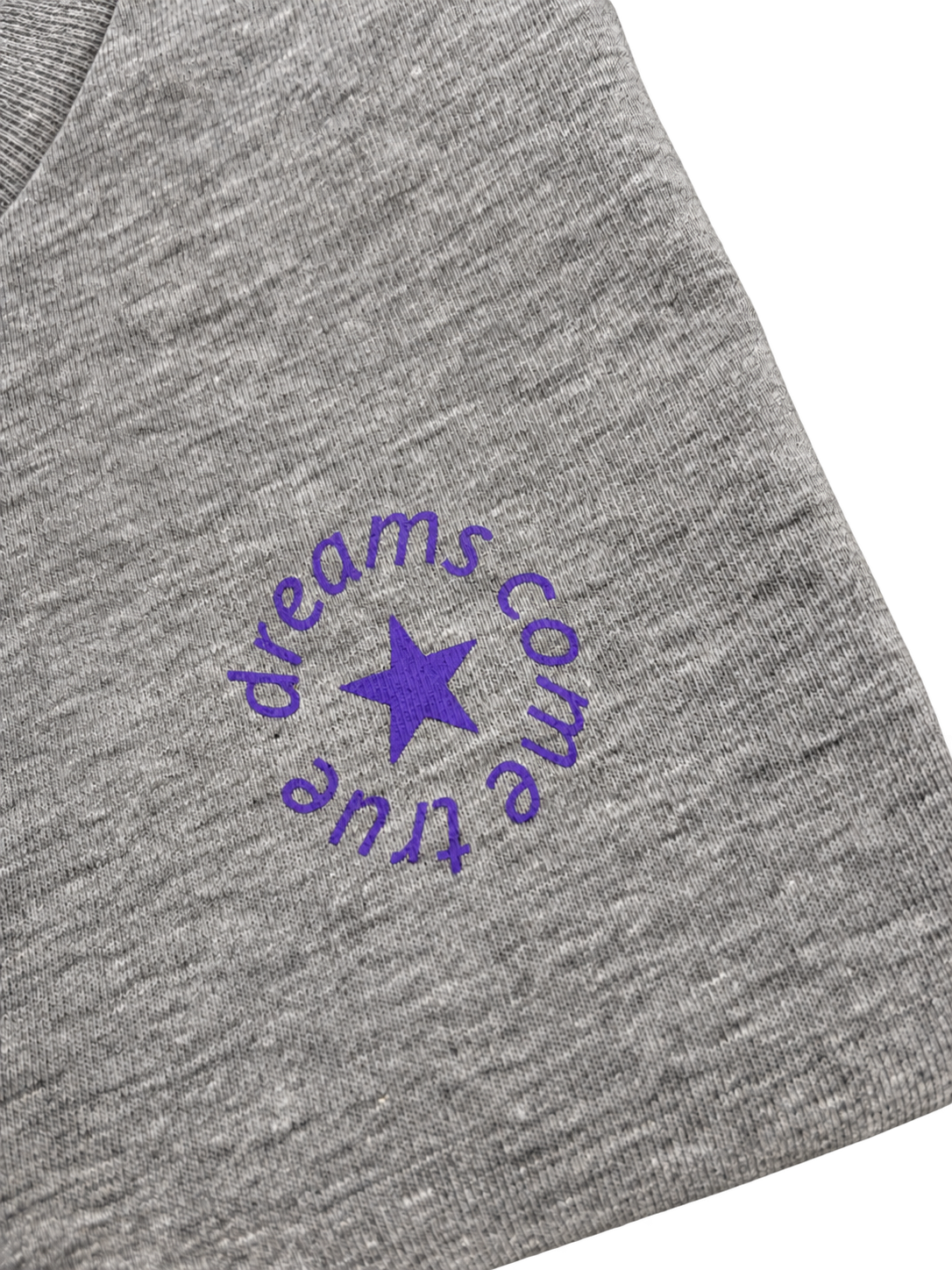 MORE AMORE Boxy T-Shirt Heather Grey – Detailansicht des kleinen Purple Frontprints
