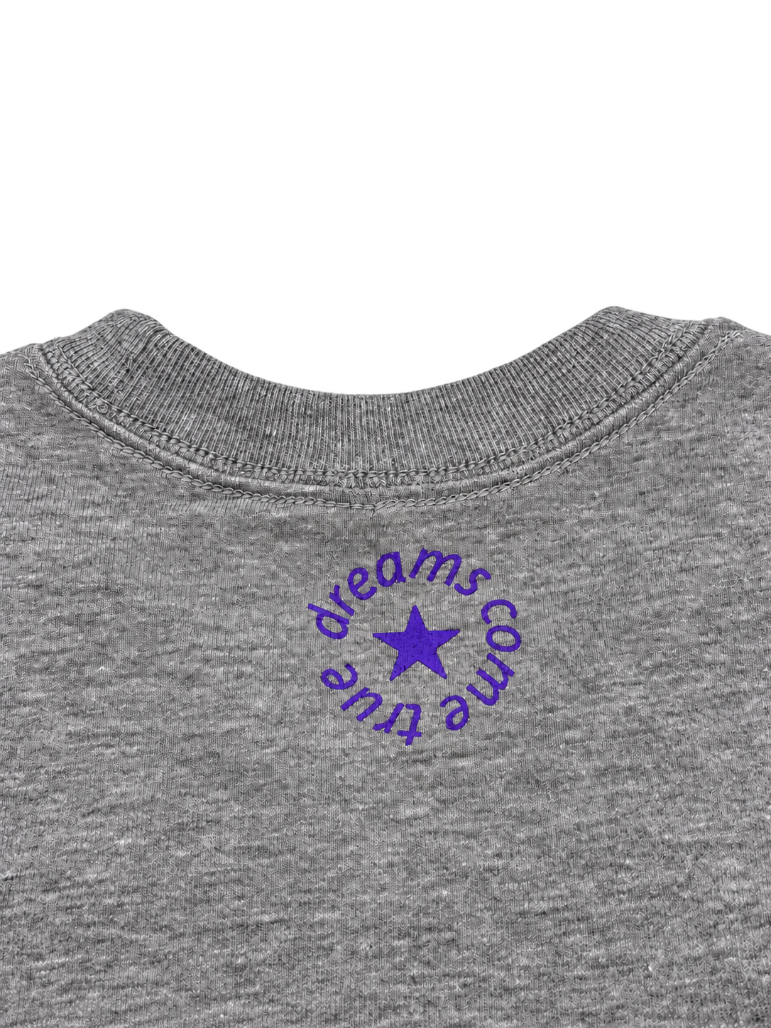 MORE AMORE Boxy T-Shirt Heather Grey – Detailansicht des Purple Nackenprints