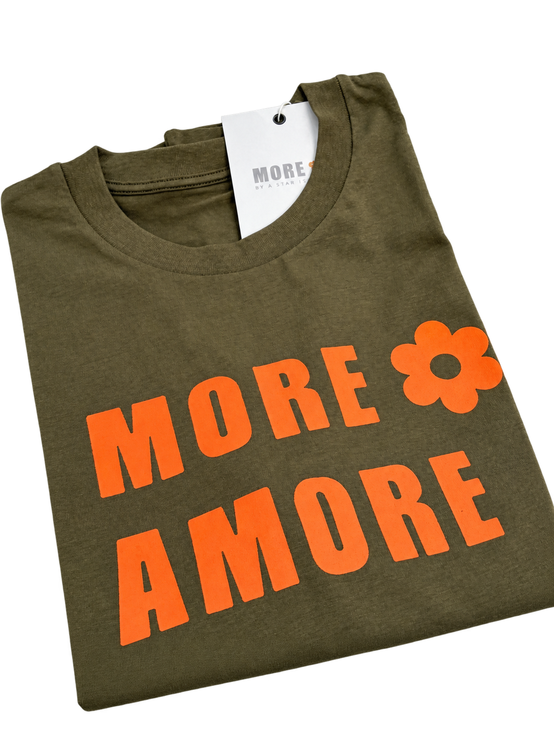 MORE AMORE Khaki Unisex T-Shirt – schräge Vorderansicht
