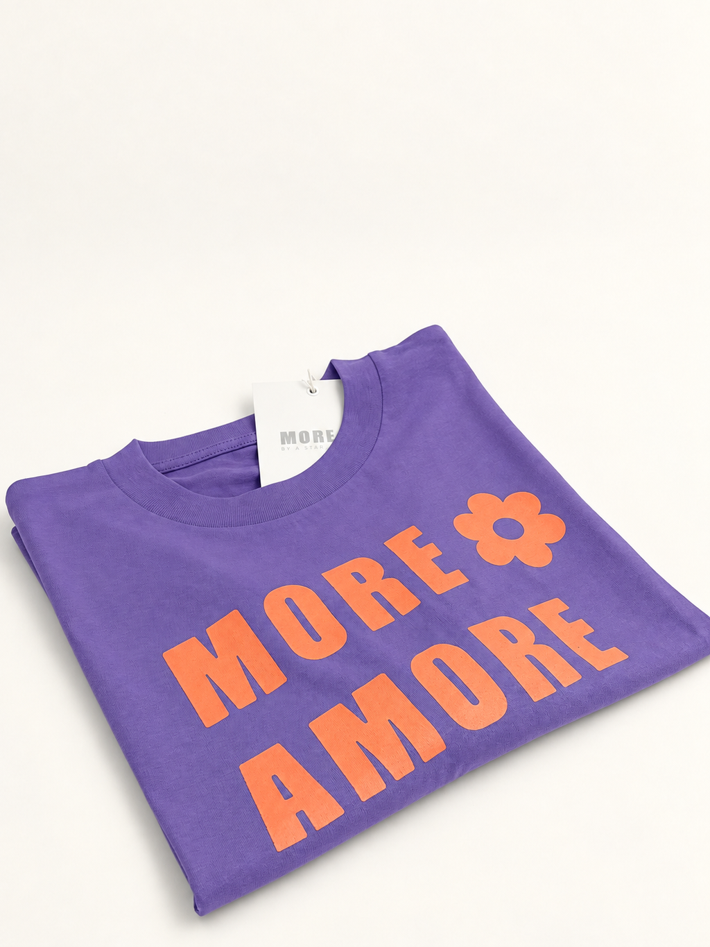MORE AMORE Purple Cropped T-Shirt – schräge Frontansicht mit orangefarbenem Print