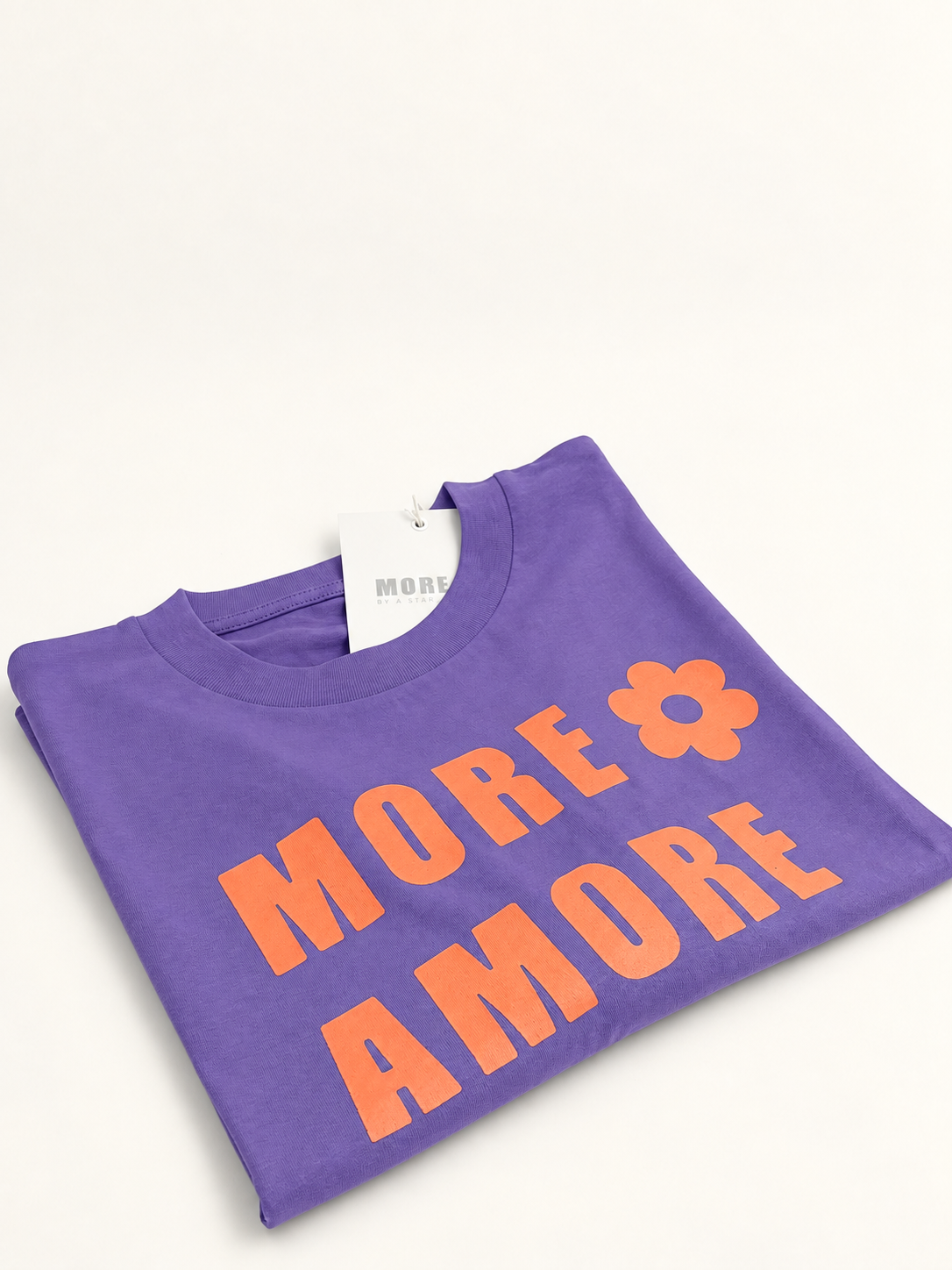MORE AMORE Purple Cropped T-Shirt – schräge Frontansicht mit orangefarbenem Print