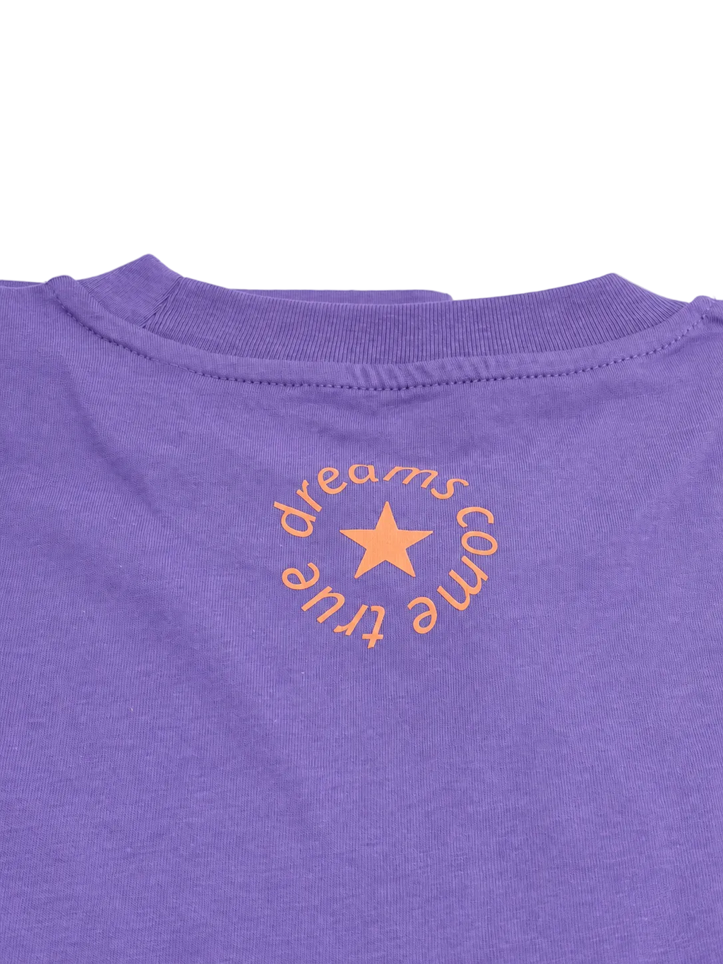 MORE AMORE Purple Cropped T-Shirt – Detail des rückseitigen dreams come true Nackenprints