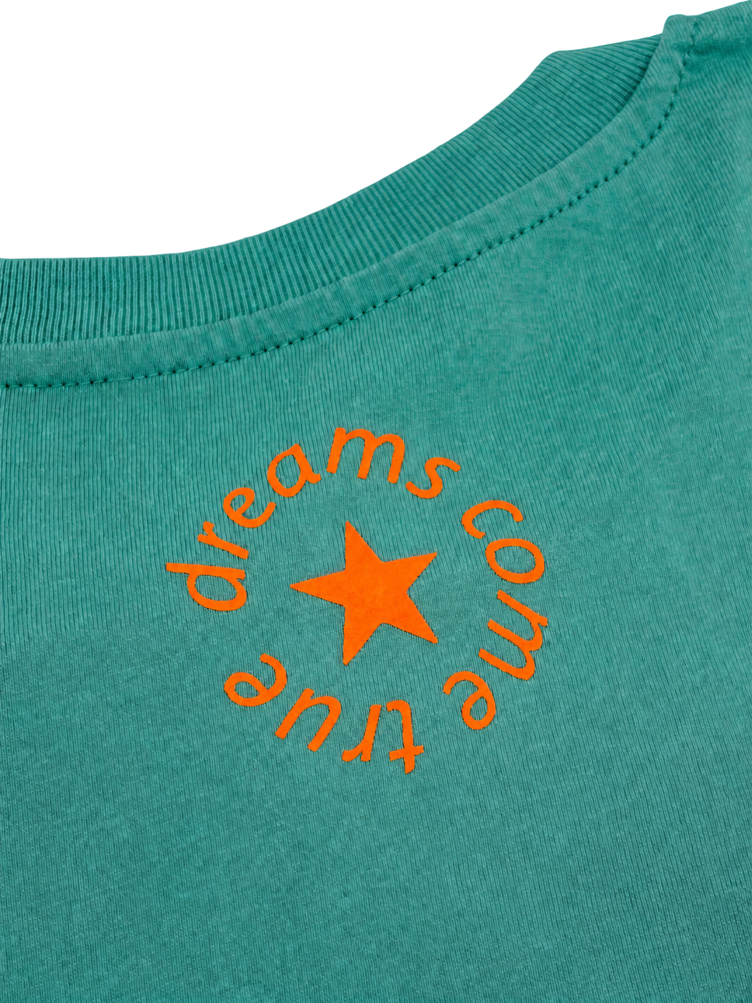 MORE AMORE Teal Monstera Unisex T-Shirt – Detailansicht des neonorangenen Rückenprints