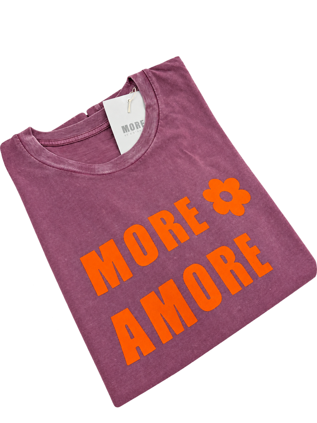 MORE AMORE Vintage Berry Unisex T-Shirt – schräge Vorderansicht