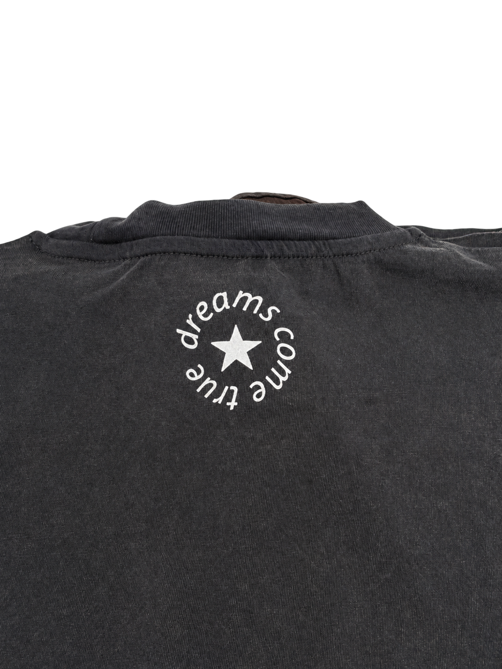 MORE AMORE Vintage Black Cropped T-Shirt – Detailansicht des weißen Nackenprints