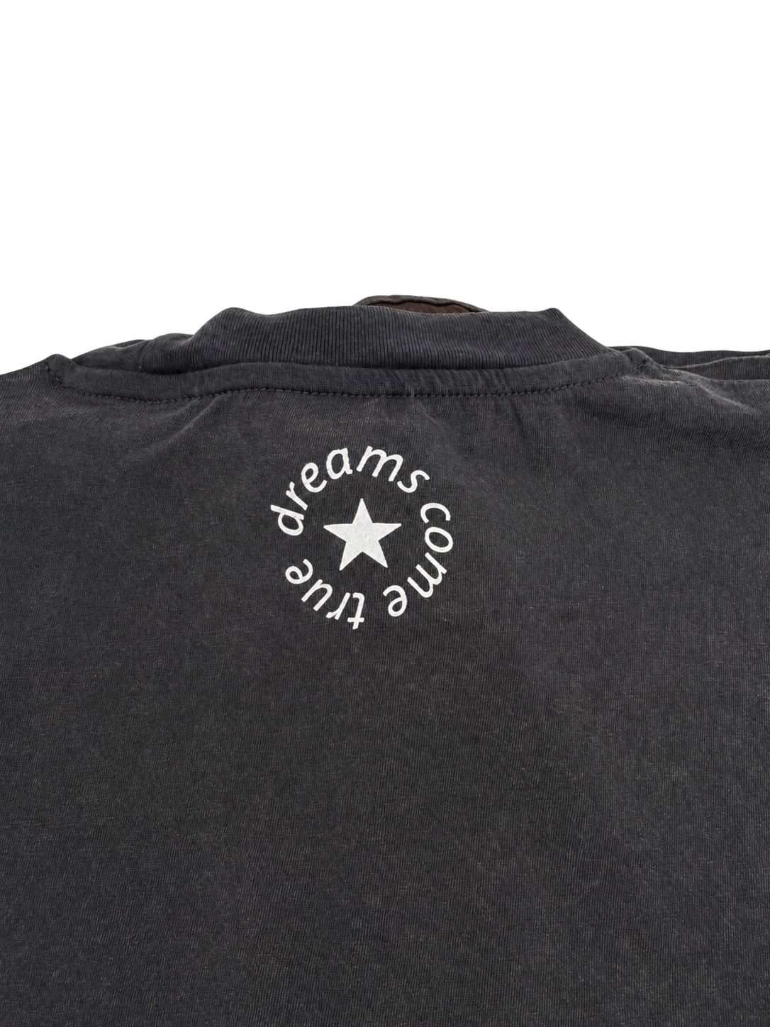 MORE AMORE Vintage Black Cropped T-Shirt – Detailansicht des weißen Nackenprints