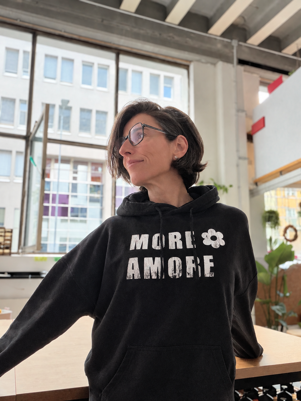 MORE AMORE Vintage Black Raw White Damen-Hoodie – Passform