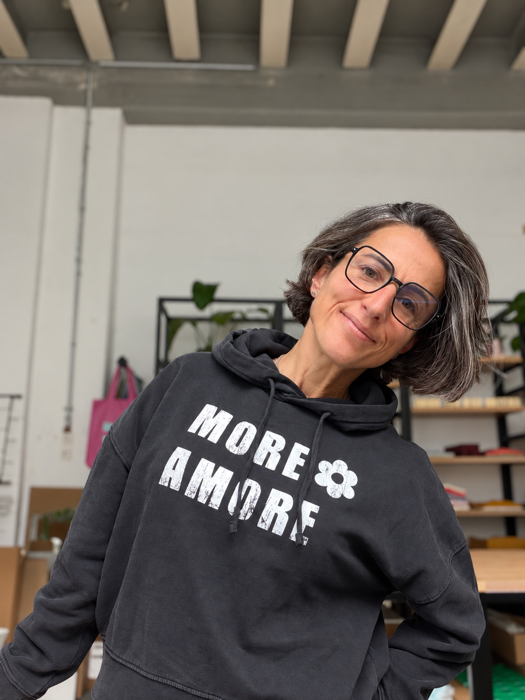 MORE AMORE Vintage Black Raw White Damen-Hoodie – Frontprint