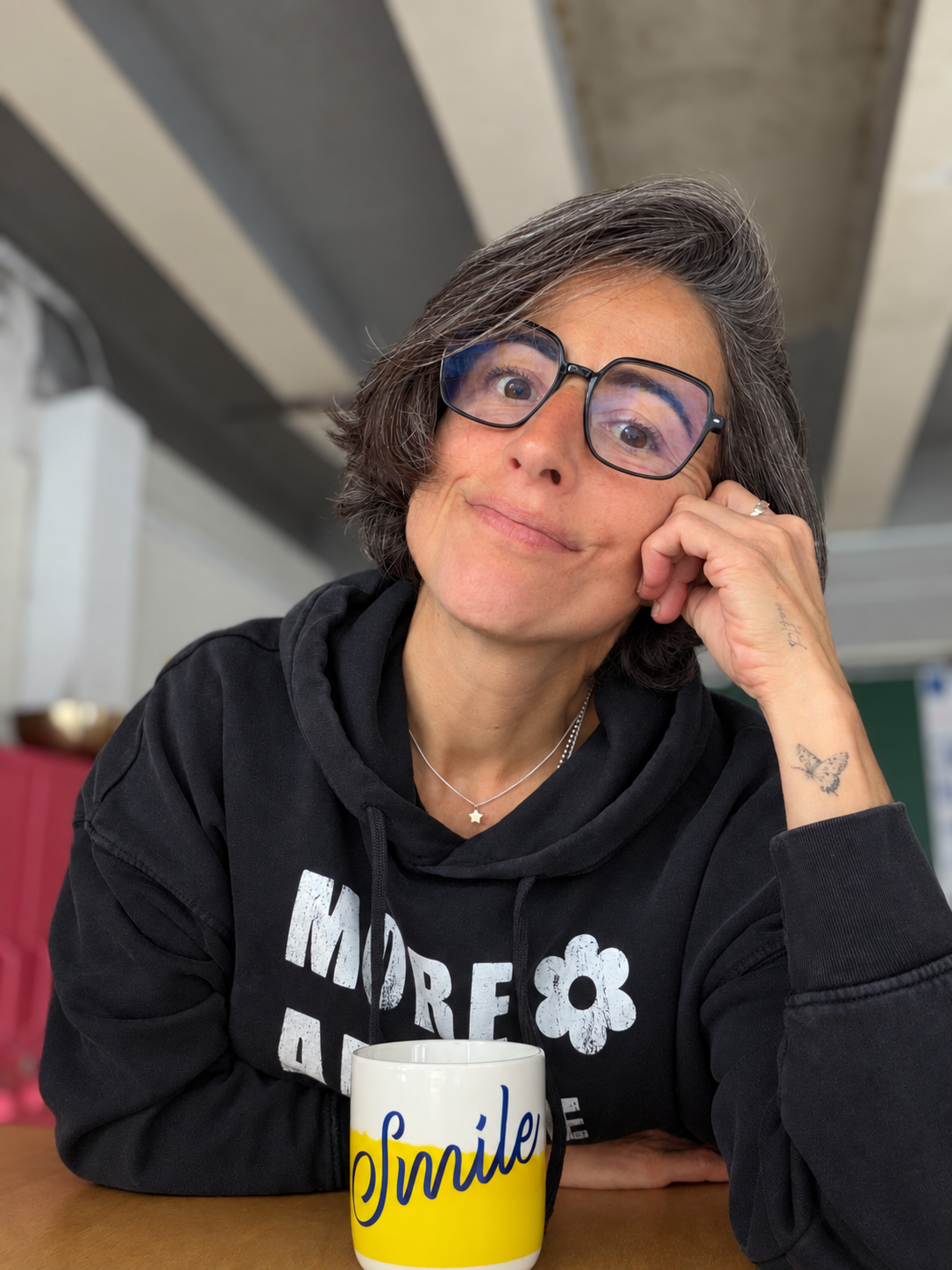 MORE AMORE Vintage Black Raw White Damen-Hoodie – Lifestyle Portrait