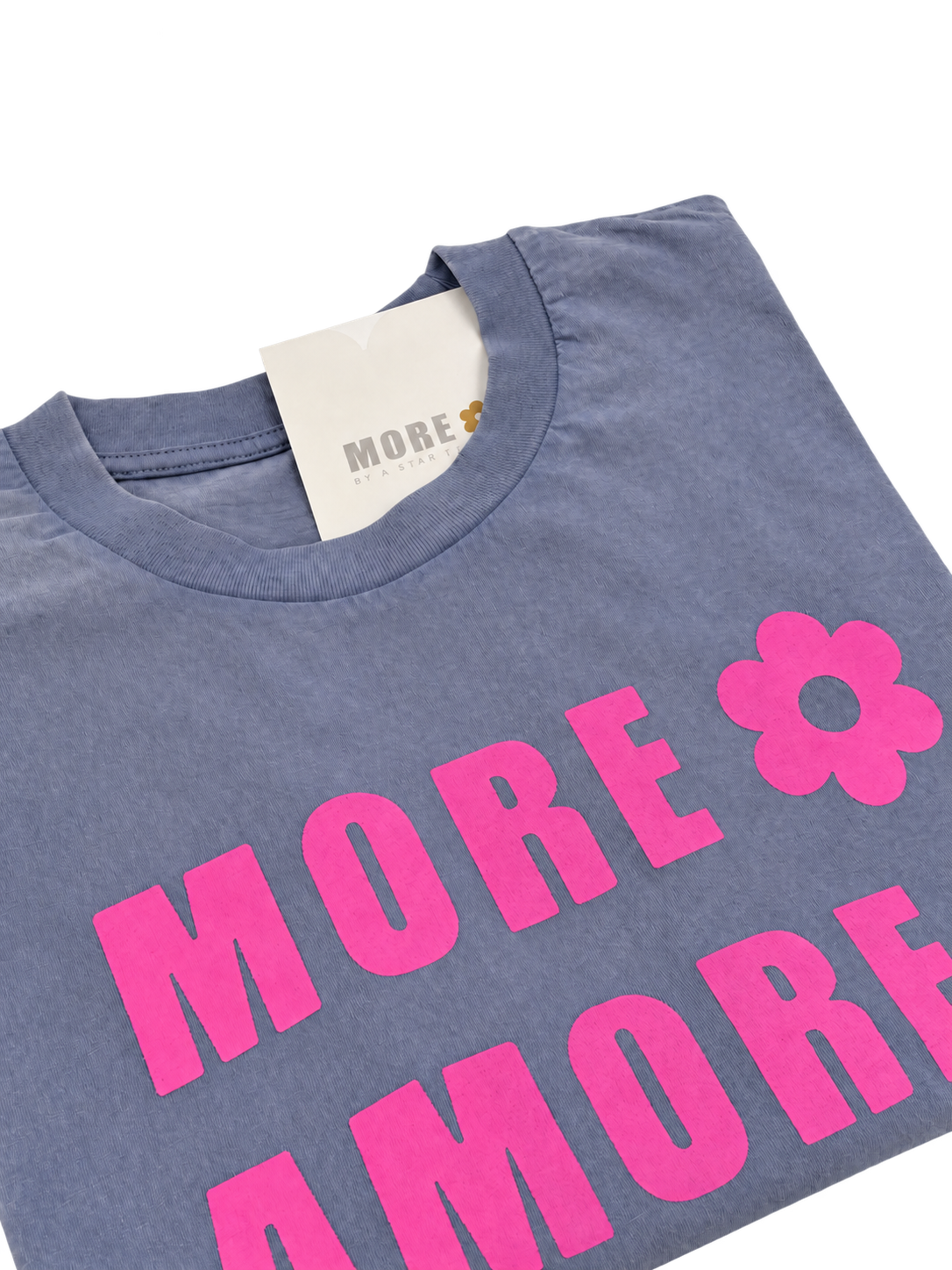 MORE AMORE Vintage Blue Cropped T-Shirt – gefalteter Pink Frontprint in Perspektive
