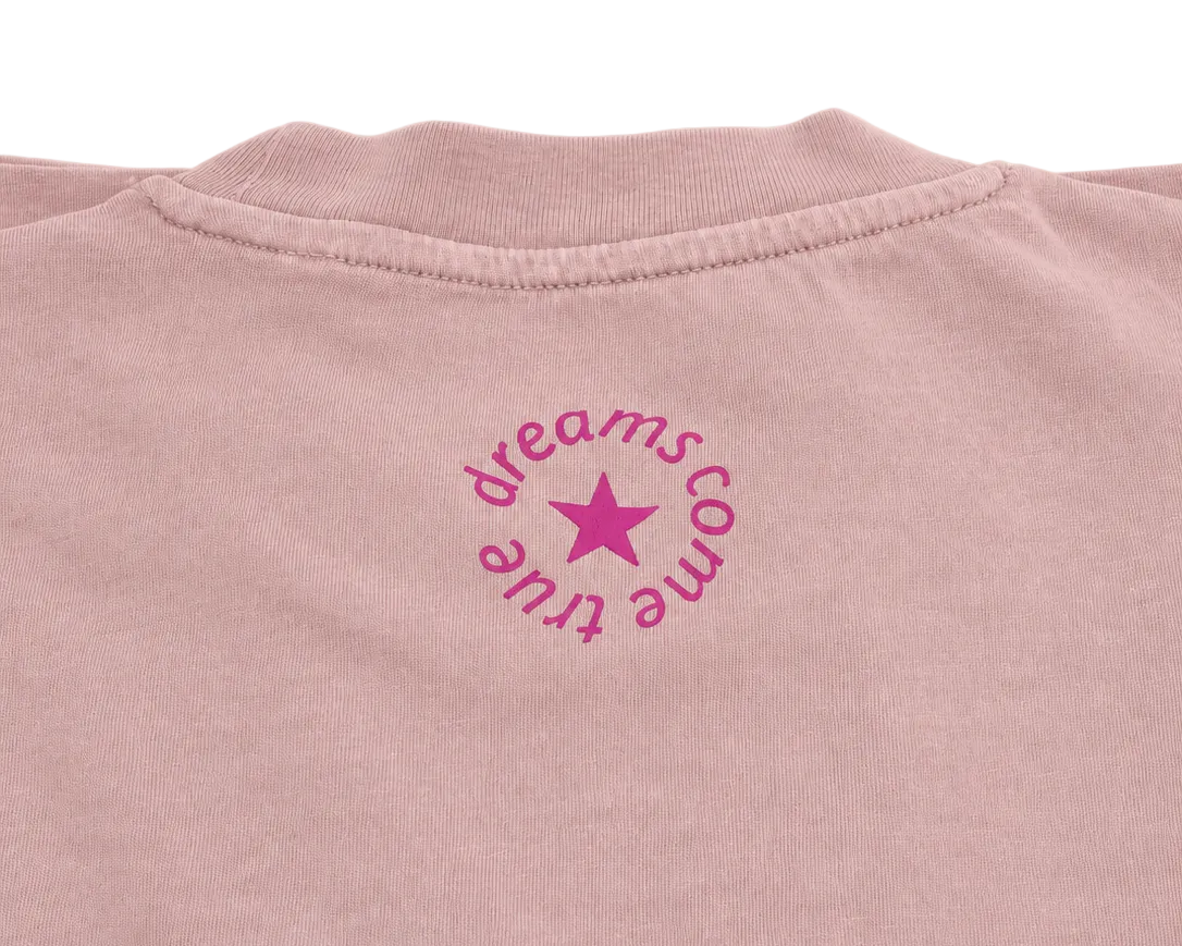 MORE AMORE Vintage Blush Cropped T-Shirt – Detailansicht des Pink Nackenprints