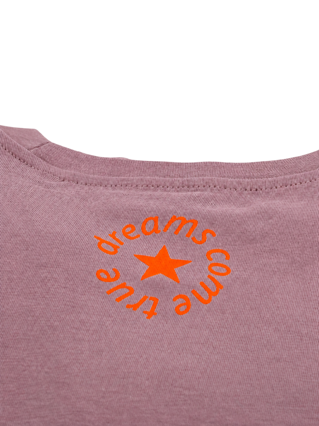 MORE AMORE Unisex T-Shirt in Vintage Mauve – Detail des orangefarbenen Nackenprints