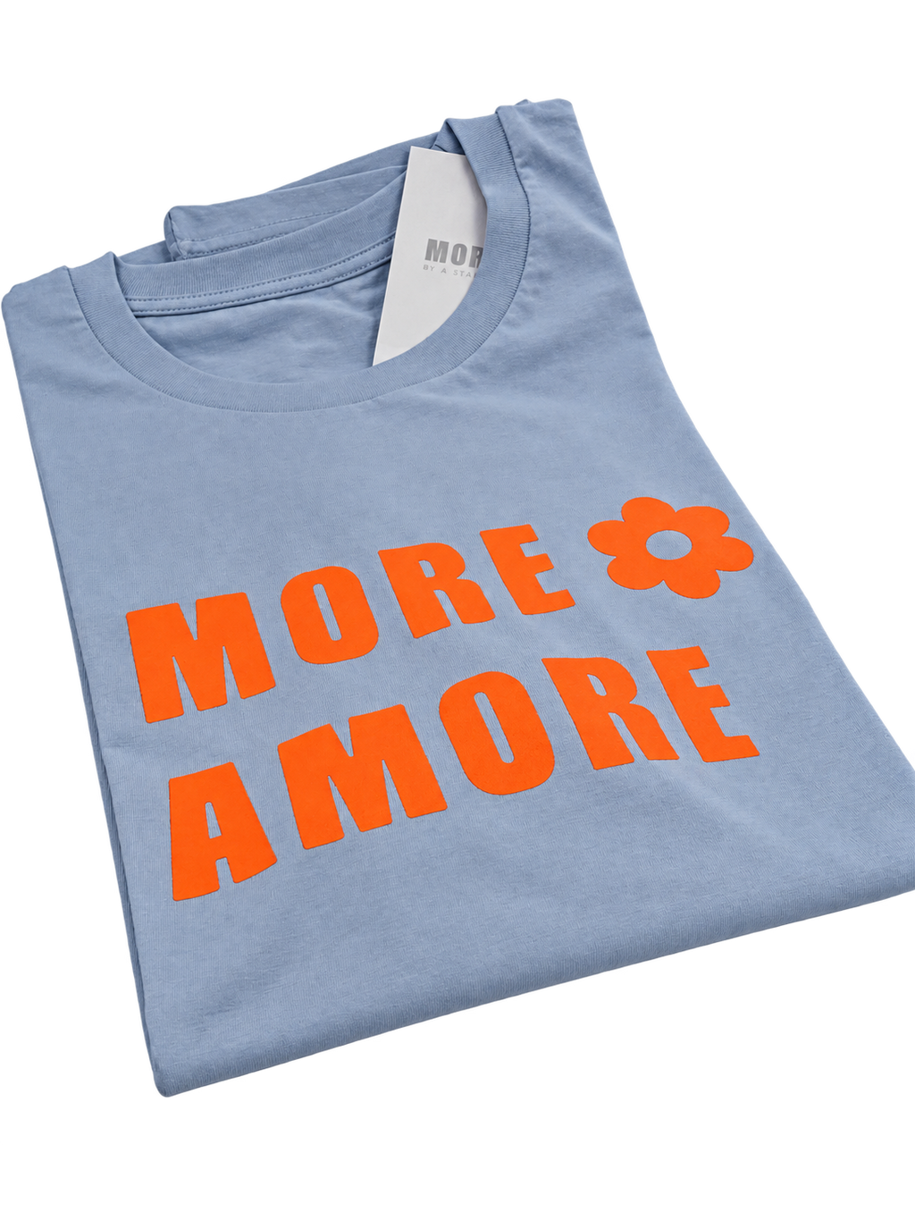 MORE AMORE Unisex T-Shirt in Vintage Sky Blue mit orangefarbenem Frontprint – Perspektivansicht