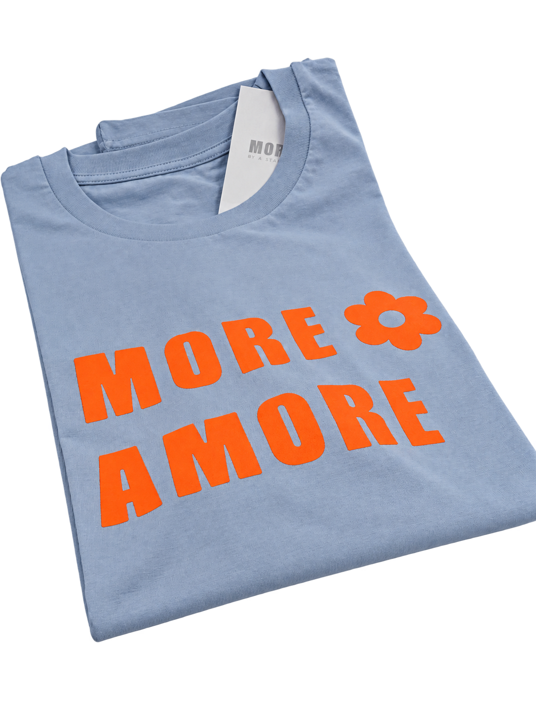 MORE AMORE Unisex T-Shirt in Vintage Sky Blue mit orangefarbenem Frontprint – Perspektivansicht