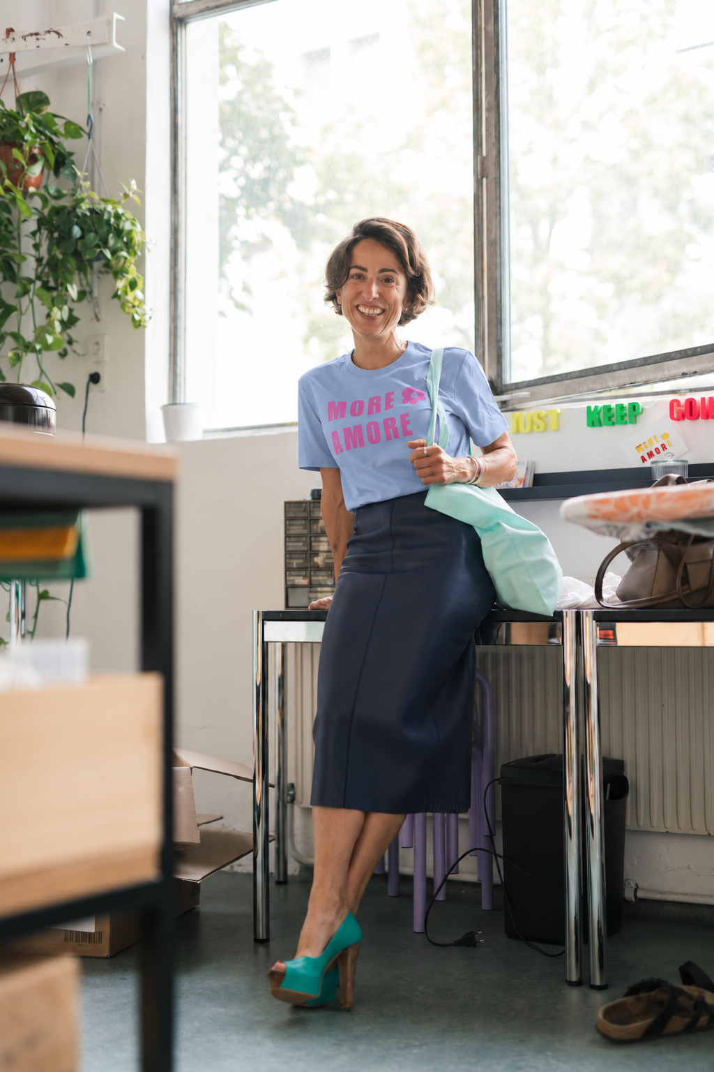 MORE AMORE Vintage Sky Blue ONE OF ONE T-Shirt mit pinkem Handdruck – getragen im Atelier