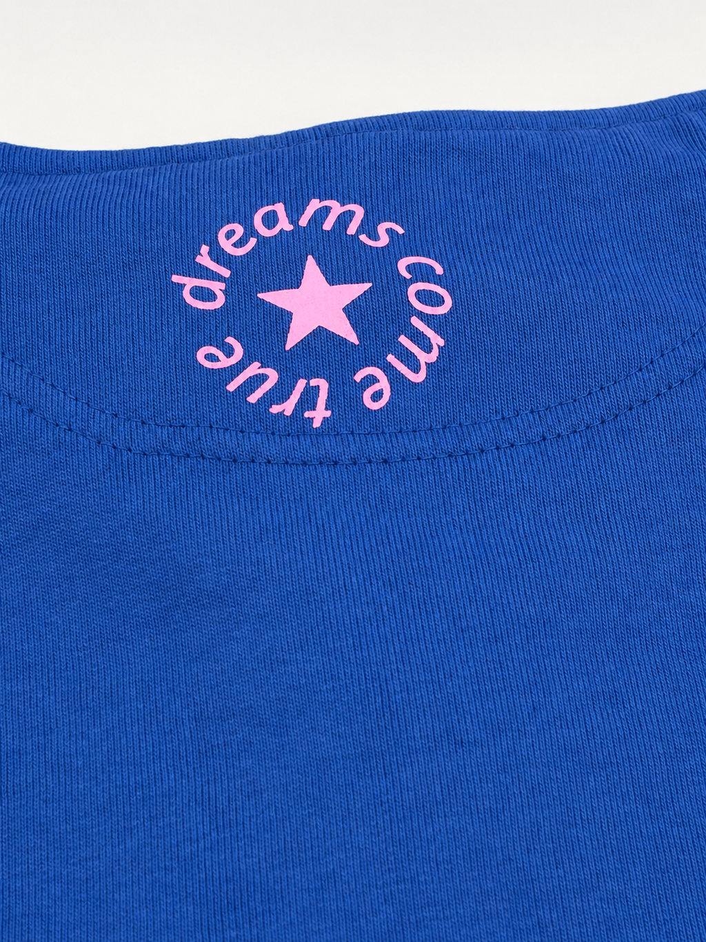 SARAH – MORE AMORE Boxy Unisex-Hoodie in Royal Blue, pinker Nackenprint und Stoffdetail