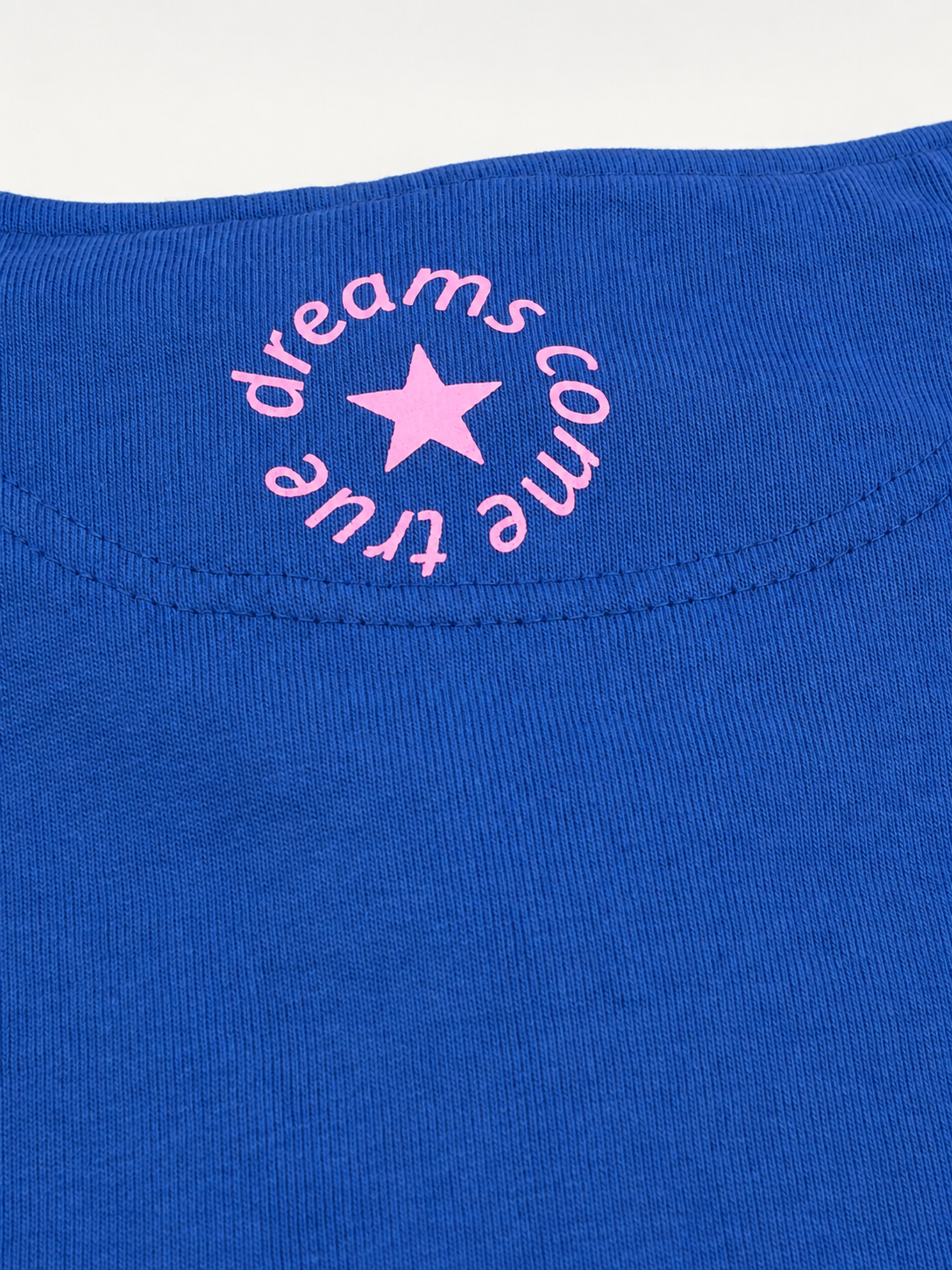 SARAH – MORE AMORE Boxy Unisex-Hoodie in Royal Blue, pinker Nackenprint und Stoffdetail