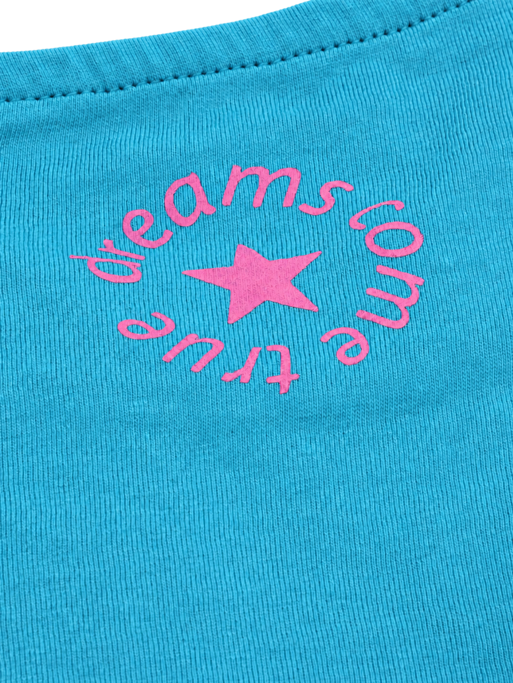 Detail des Nackenprints am SUSANNE MORE AMORE Cropped T-Shirt in Aqua Blue – transparent
