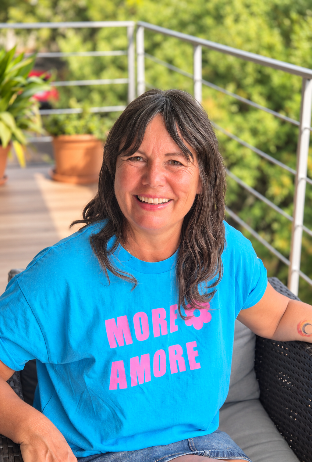 SUSANNE im MORE AMORE Cropped T-Shirt in Aqua Blue mit handgedrucktem Frontprint in Purple